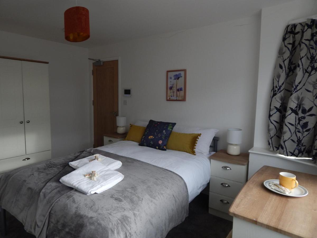 Modern, Well Located En-Suite Rooms With Parking - Orbitat Accommodations كامبريدج المظهر الخارجي الصورة