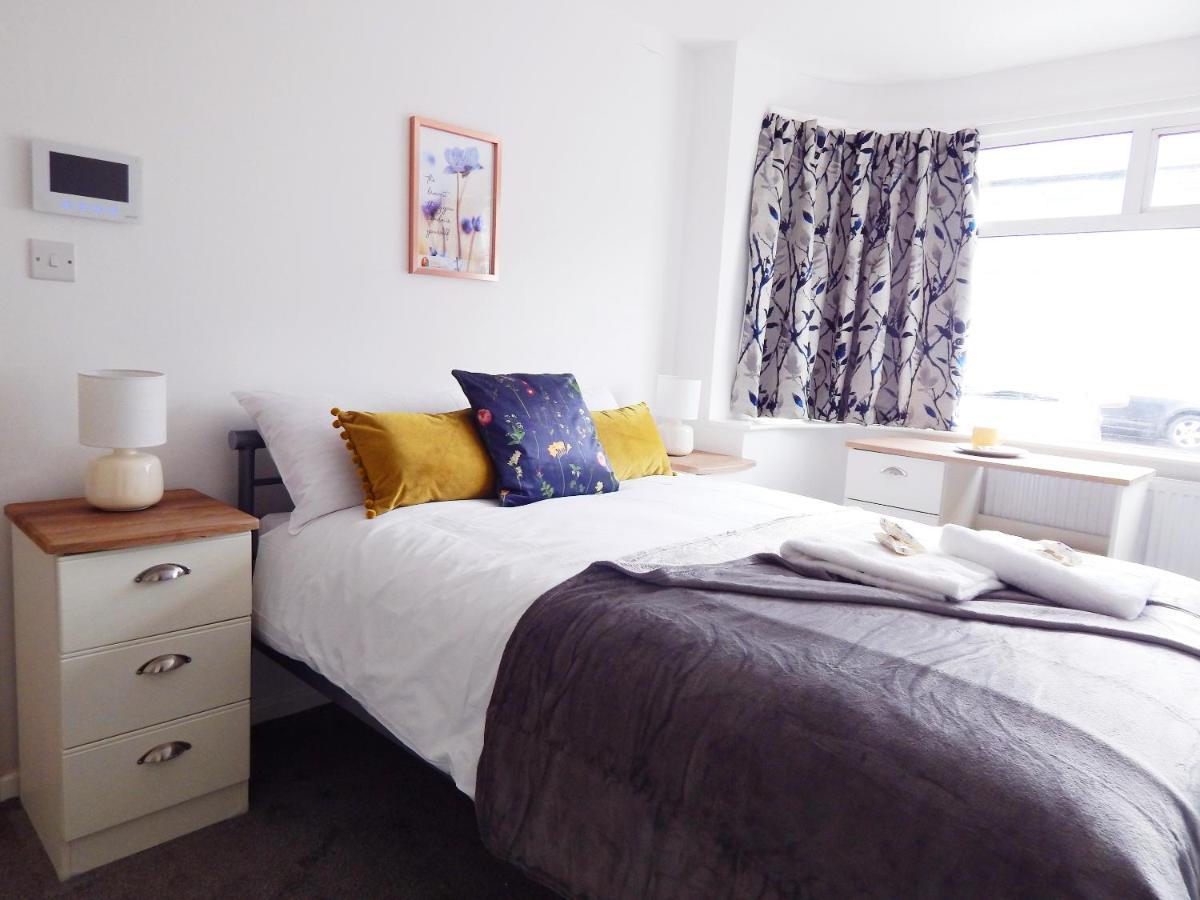 Modern, Well Located En-Suite Rooms With Parking - Orbitat Accommodations كامبريدج المظهر الخارجي الصورة